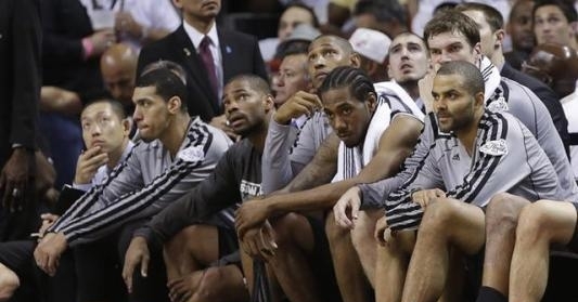 存在感拉满！狄龙半场15中8得到18分3助攻（手感火热！狄龙半场15投8中砍下18分3助攻）