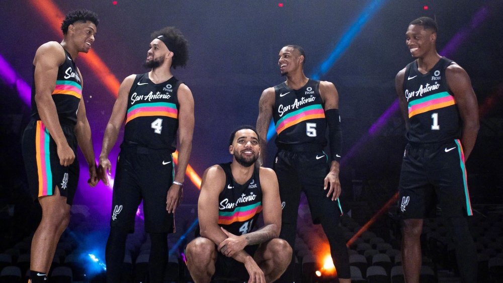 疯狂的足球：米兰门神迈尼昂的盘带合集（绿茵狂潮：米兰门神迈尼昂带球集锦）