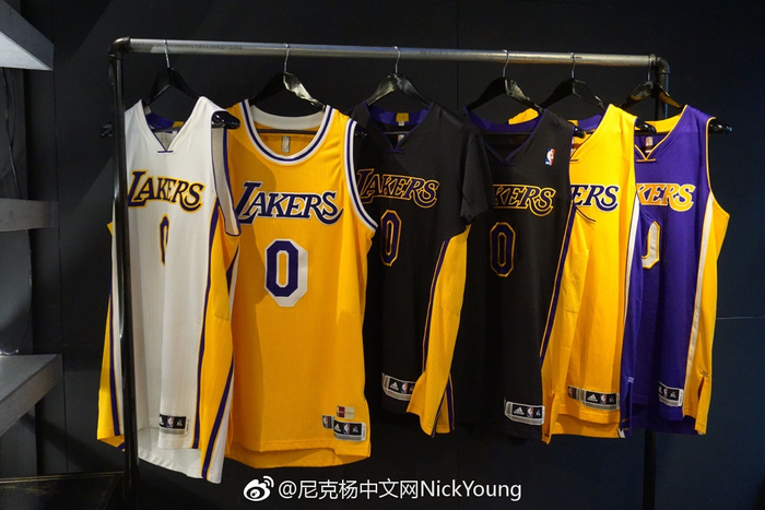 主裁：夸安萨拉拽丘库埃梅卡没判罚？这是极轻微、无效的拉拽（主裁解释未判罚夸安萨拉拽丘库埃梅卡：拉拽极轻微且无实质影响）