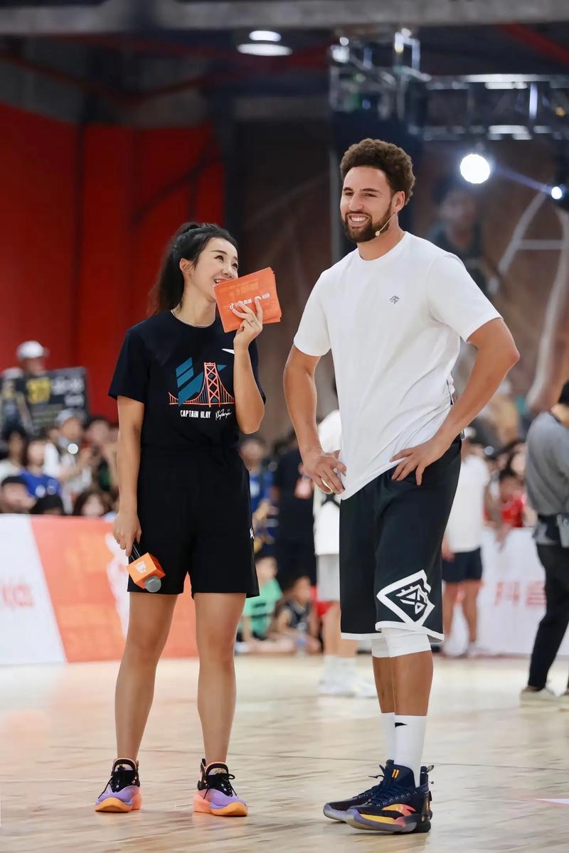 这一刻，时间仿佛停住（此刻，仿佛时光静止）