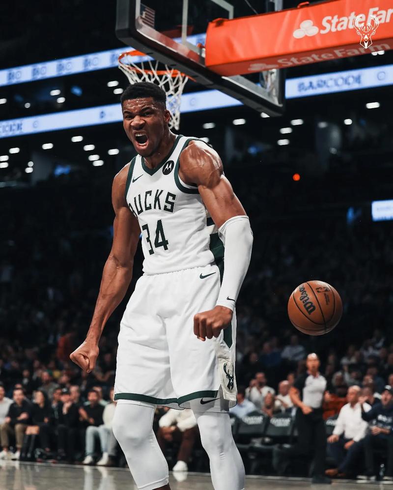 斯卡洛尼戴白手套递交世界杯，因凡蒂诺为仪式错误公开道歉（斯卡洛尼戴白手套交接大力神杯，因凡蒂诺就仪式失误公开致歉）