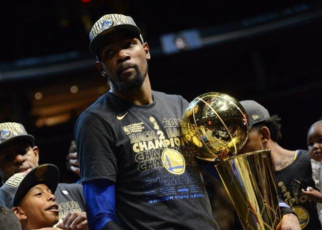 攻防一体！切特半场三分3中3轰13分5板3盖帽（攻守兼备！切特半场三分全中砍下13分5板3封盖）