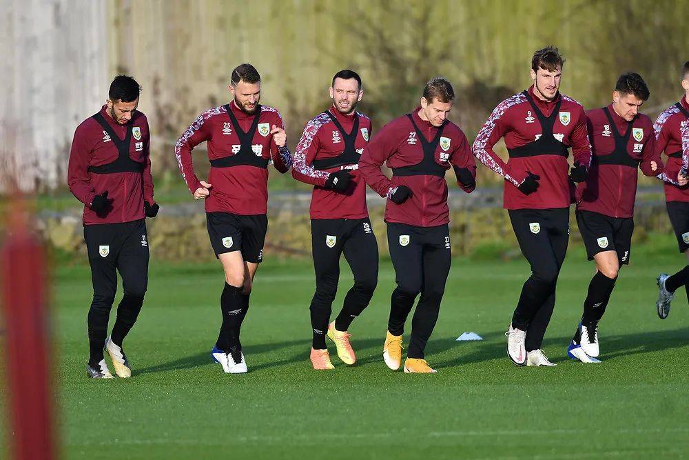 张琳芃第11次赢得中超冠军，超越郑智成国内联赛历史第一人！（张琳芃加冕中超第11冠，超越郑智成国内联赛历史第一人）