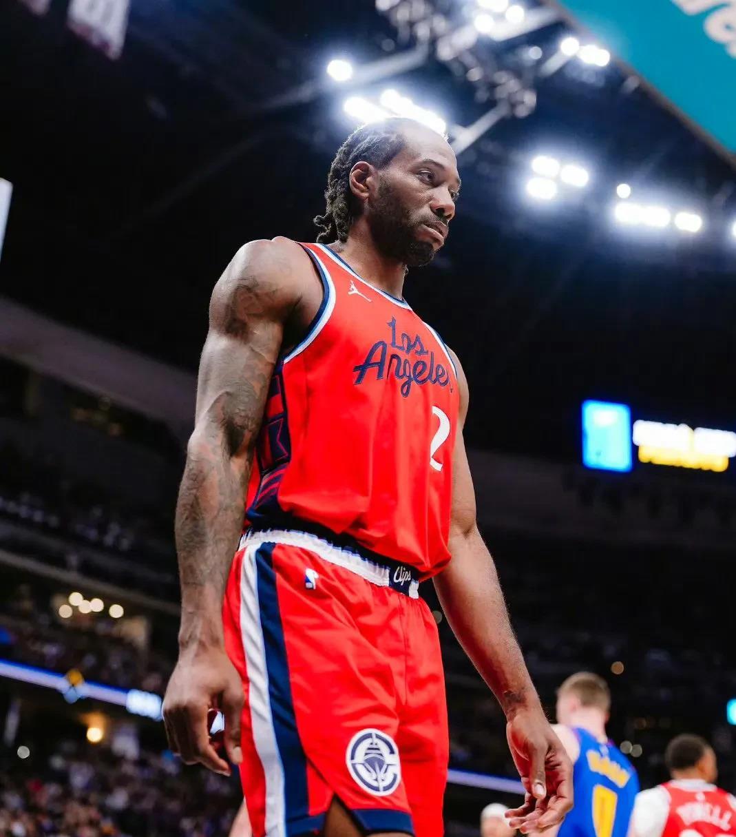 从手足无措到游刃有余，齐达内在公园学着踢毽子（齐达内公园学踢毽子：从生疏到娴熟）