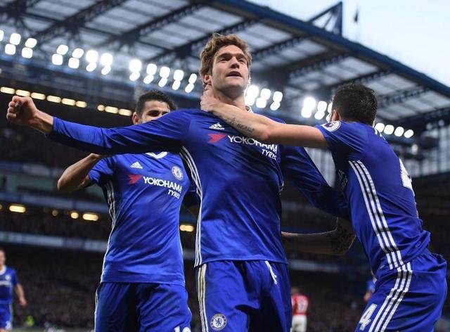 前锋单场双响，全场瞩目（前锋梅开二度，全场焦点）