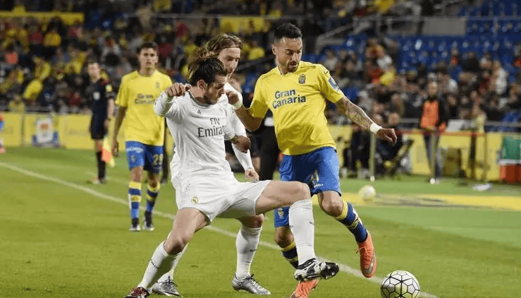 太阳报：麦克托米奈领意甲最佳球员奖，被女友透视着装抢风头（太阳报：麦克托米奈获意甲年度最佳，女友透视造型抢镜）