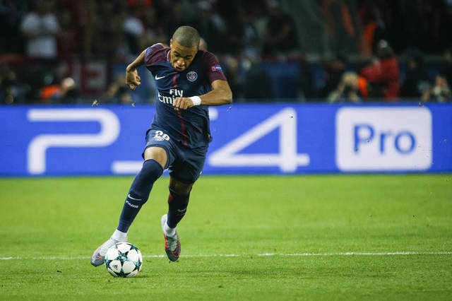 给爷整笑了，曼奇尼假意亲吻布鲁马多，将布鲁马多逗笑（曼奇尼作势亲吻布鲁马多，逗得对方大笑）